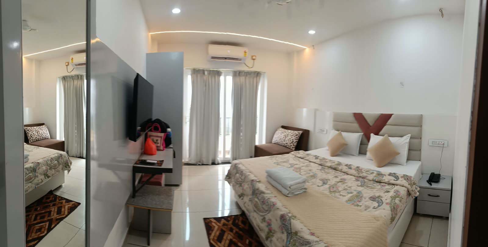 Chintapurni Ji Deluxe hotel room for 5 Devi Darshan tour from Katra