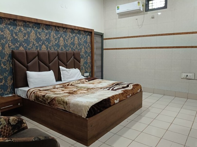 Chintapurni Ji Superior hotel room for 5 Devi Darshan tour from Katra